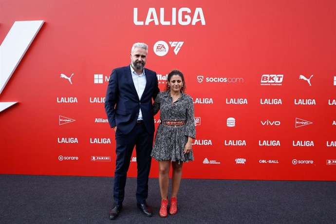 Archivo - El vicepresidente de la LPFF, Rubén Alcaine, y la presidenta, Beatriz Álvarez, en la presentación de la 'nueva era' de LaLiga EA Sports celebrada en los estudios de Netflix en Madrid