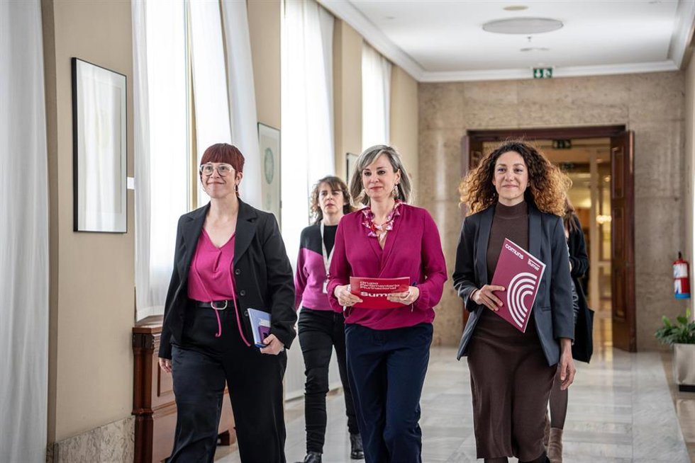 Archivo - (I-D) La diputada de Compromís, Águeda Micó; la portavoz de Sumar en el Congreso, Verónica Martínez y la diputada Aina Vidal, a su llegada a una reunión de la Junta de Portavoces, en el Congreso de los Diputados, a 13 de mayo de 2025, en Madri