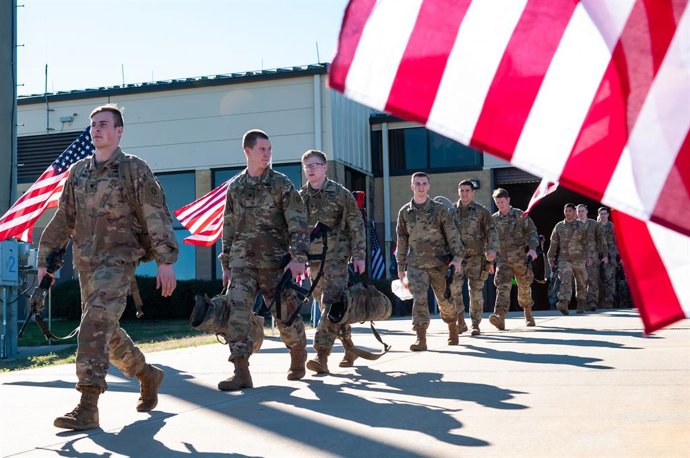 Archivo - January 5, 2020, Pope Army Airfield, North Carolina, USA: U.S. Army paratroopers from the 1st Brigade Combat Team, 82nd Airborne Division, walk past members of the North Carolina Patriot Guard Riders as the division continues their deployment fr