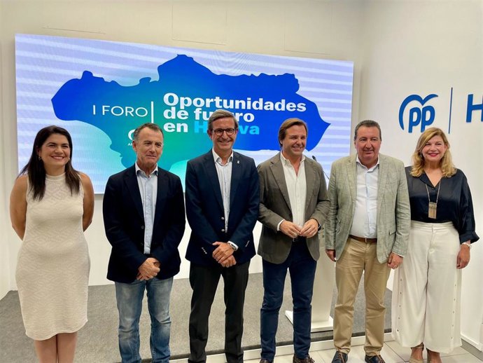 El secretario general del PP de Andalucía, Antonio Repullo, junto al presidente provincial de la formación, Manuel Andrés González, y al coordinador de Industria, Energía y Minas del PP de Andalucía, Jorge Paradela, en el Foro 'Oportunidades de Futuro'.