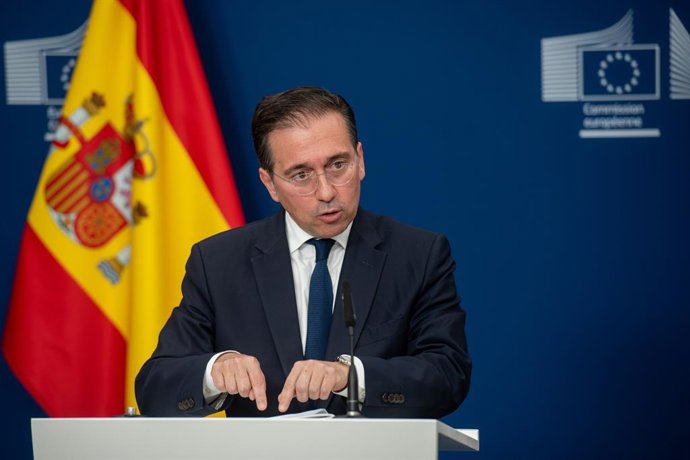 El ministro de Asuntos Exteriores, Unión Europea y Cooperación, José Manuel Albares, durante una rueda de prensa, en la sede de la Comisión Europea, a 11 de junio de 2025, en Bruselas (Bélgica). La Unión Europea y Reino Unido han alcanzado este miércoles 