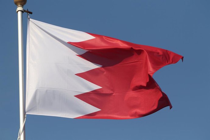 Archivo - September 25, 2024, Saint Petersburg, Russia: The national flag of the Kingdom of Bahrain, fluttering in the wind on a flagpole in Saint Petersburg, Russia.