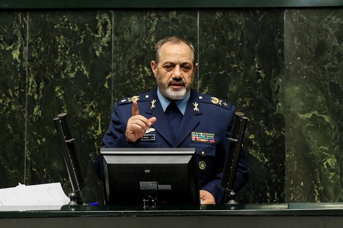 Archivo - Arquivo - 20 de agosto de 2024, Teerã, Irã: AZIZ NASIRZADEH, indicado para Ministro da Defesa, discursa para legisladores no Parlamento Iraniano em Teerã. Os legisladores iranianos estão examinando as qualificações dos ministros propostos pelo n