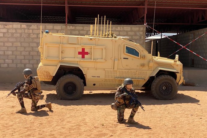 Archivo - 01 November 2022, Niger, Tillia: Soldiers from the Army of Niger secure a medical vehicle during a demonstration during a visit by German Armed Forces Inspector General Zorn to German Navy combat swimmers deployed for training and advising. The 