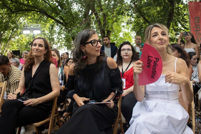 (I-D) La ministra de Sanidad, Mónica García; la relatora especial de las Naciones Unidas sobre los territorios palestinos, Francesca Albanese, y la vicepresidenta segunda y ministra de Trabajo y Economía Social, Yolanda Díaz, durante el acto internacional