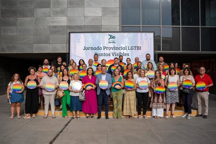Acto de entrega las placas con el distintivo de Punto Visible Lgtbi a los 47 municipios de la provincia de Sevilla.