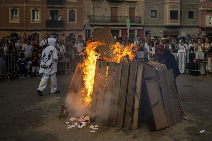 Una foguera al barri de la Barceloneta, durant la revetlla de Sant Joan, a 23 de juny de 2025, a Barcelona, Catalunya (Espanya). 