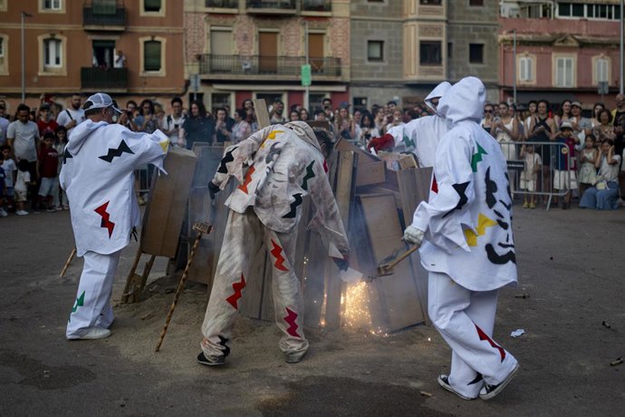 Una foguera al barri de la Barceloneta, durant la revetlla de Sant Joan, a 23 de juny de 2025, a Barcelona, Catalunya (Espanya). 