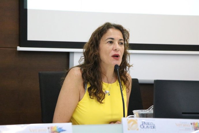 La catedrática María José Escalona durante la conferencia 'La era de la IA, ¿estamos listos?' enmarcada dentro de uno de los Cursos de Verano de la Pablo Olavide (UPO).
