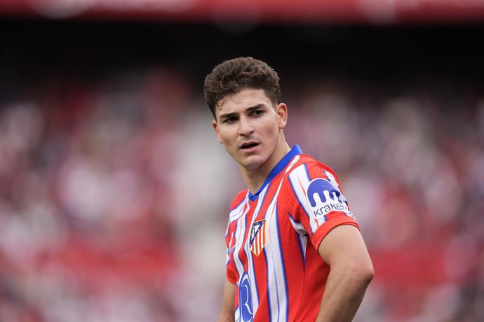 Archivo - Julian Alvarez, do Atlético de Madri, observa durante a partida de futebol da Liga Espanhola, LaLiga EA Sports, disputada entre Sevilla FC e Atlético de Madri no estádio Ramon Sanchez Pizjuan em 06 de abril de 2025, em Madri, Espanha.
