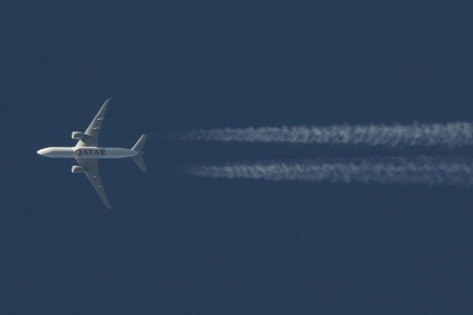 Archivo - 6 de novembro de 2018 - Thessaloniki, Grécia - Boeing 777F da Qatar Airways Cargo visto sobrevoando Thessaloniki, Grécia. O avião está voando de Doha, no Catar, para Luxemburgo. O avião tem o registro A7-BFJ e está voando a 34.000 pés de altura 