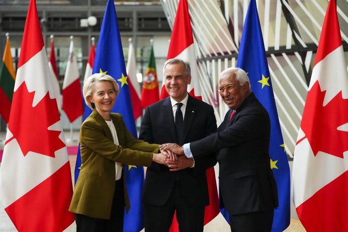 23 de junho de 2025, Bruxelas, Bélgica: O primeiro-ministro canadense Mark Carney, ao centro, é recebido no edifício do Conselho Europeu por Antonio Costa, presidente do Conselho Europeu, e Ursula von der Leyen, presidente da Comissão Europeia, para a reu