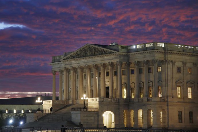 Archivo - 7 de dezembro de 2024, Washington, D.C., Califórnia, EUA: O sol se põe atrás do prédio da Suprema Corte dos Estados Unidos em um dia frio de outono.