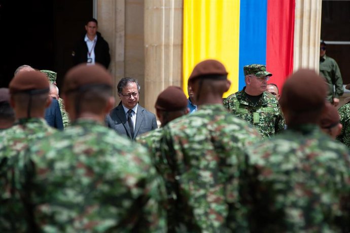 Archivo - El presidente de Colombia, Gustavo Petro, en un evento junto a un grupo de miembros del Ejército del país latinoamericano
