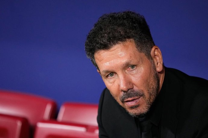 Archivo - Diego Pablo Simeone, técnico do Atlético de Madri, observa durante a partida de futebol da Liga Espanhola, LaLiga EA Sports, disputada entre o Atlético de Madri e o Valencia CF no estádio Civitas Metropolitano em 15 de setembro de 2024, em Madri