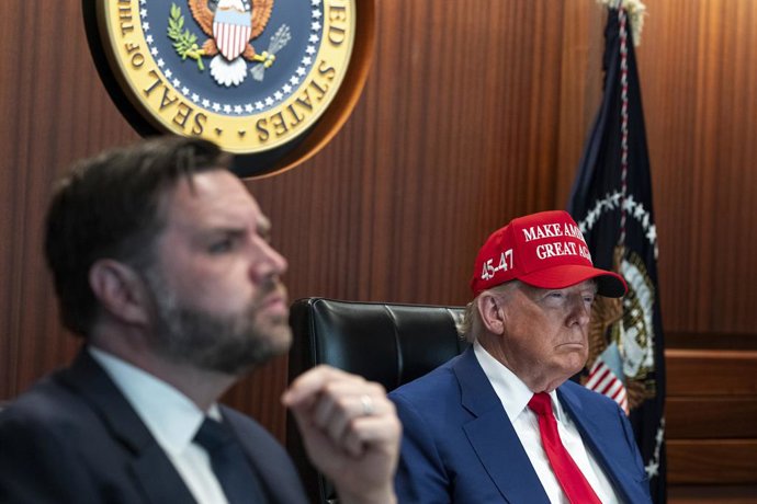 21 de junho de 2025, Washington, Dc, Estados Unidos da América: O presidente dos EUA, Donald Trump, à direita, ao lado do vice-presidente JD Vance, monitora a Operação Midnight Hammer na Sala de Crise da Casa Branca, em 21 de junho de 2025, em Washington,