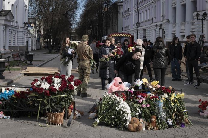 Archivo - Homenaje a las víctimas de un bombardeo ruso en la ciudad ucraniana de Sumi