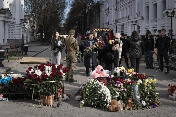 Archivo - April 14, 2025, Sumy, Sumy, Ukraine: Two days after the bombing that struck the center of Sumy, friends and relatives of the victims gathered to commemorate their loved ones and lay flowers at the site of the attack.
