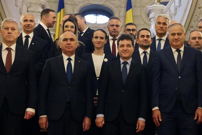 El nuevo primer ministro de Rumanía, Ilie Bolojan, y el presidente del país, Nicusor Dan, ambos al centro y en primera fila, rodeados por los ministros del nuevo Gobierno de Rumanía.