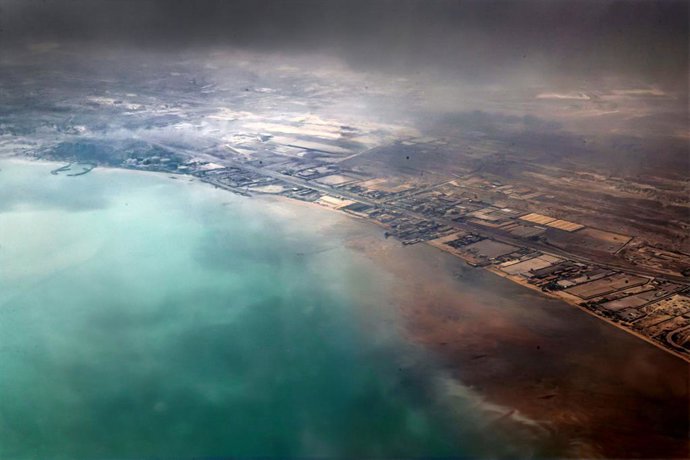 Archivo - Arquivo - 28 de abril de 2025, Bandar Abbas, Hormozgan, Irã: Uma fumaça espessa sai do local de uma explosão no cais do porto Shahid Rajaee em Bandar Abbas, província de Hormozgan, Irã. O presidente Pezeshkian visitou o local no domingo após a e
