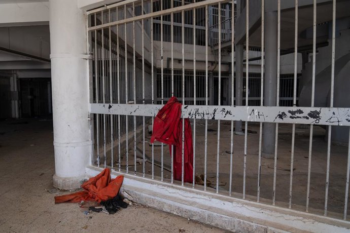 Archivo - Arquivo - 7 de janeiro de 2025, Síria: Traje usado por ex-agente penitenciário visto na prisão de Sednaya. Milhares de prisioneiros foram libertados da famosa prisão de Sednaya, conhecida por suas detenções arbitrárias, torturas e assassinatos. 