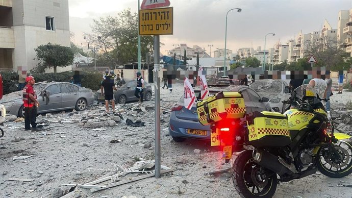 Equipes do serviço de ambulância israelense posicionadas em Beer Sheva, no sul de Israel.