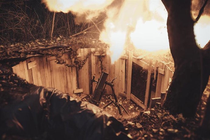 Archivo - Vista de un incendio provocado por un ataque ruso en la región ucraniana de Sumi