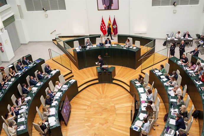 El alcalde de Madrid, José Luis Marrtínez-Almeida, interviene durante un pleno en el Ayuntamiento de Madrid 