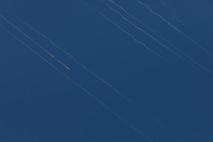 Estelas de misiles a su paso por Nablús, en el norte de Cisjordania, en el marco de los lanzamientos iraníes contra territorio israelí