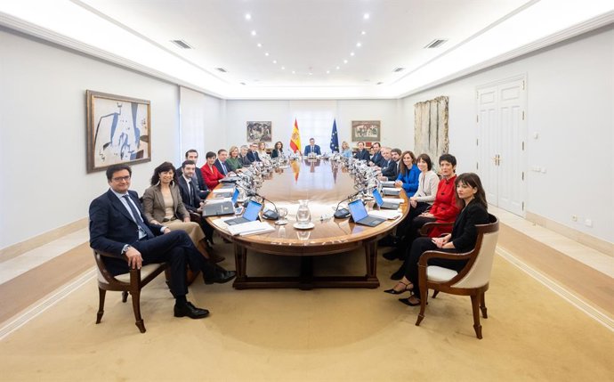 Archivo - El presidente del gobierno, Pedro Sánchez(c), junto a su equipo de ministros, durante una reunión del Consejo de Ministros, en el Palacio de La Moncloa, a 28 de noviembre de 2024, en Madrid (España). El Consejo de Ministros, que se celebra hoy d