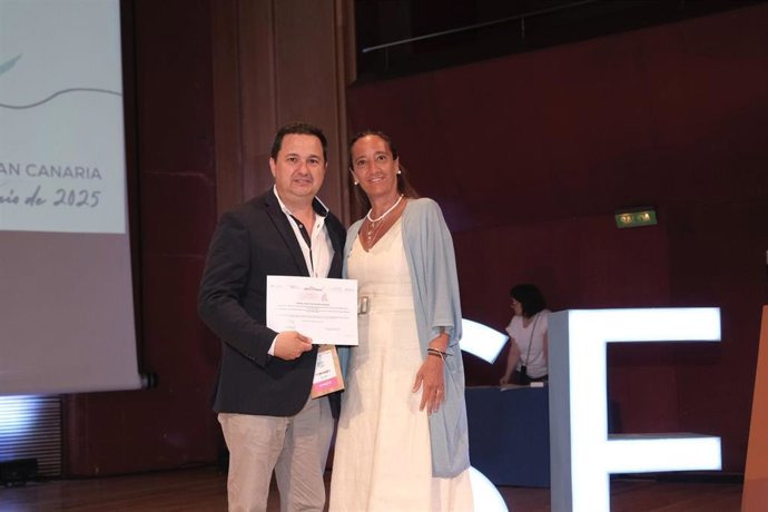 El doctor Manuel Mozota, del centro de salud de Noáin, recogiendo el premio de la Sociedad Española de Médicos Generales y de Familia.