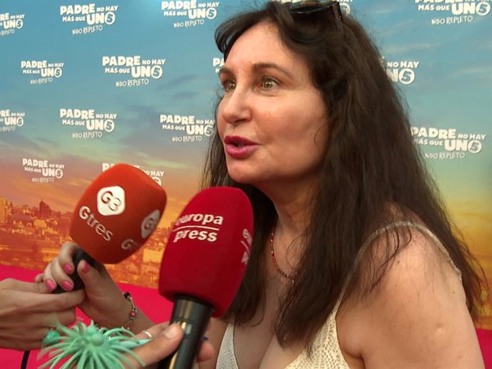 Mari Ángeles, madre de Omar Montes, en el estreno de 'Padre no hay más que uno 5'