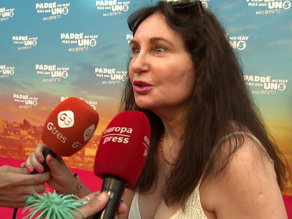 Mari Ángeles, madre de Omar Montes, en el estreno de 'Padre no hay más que uno 5'