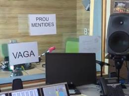 Archivo - Carteles sobre la huelga en estudios de IB3 Ràdio.