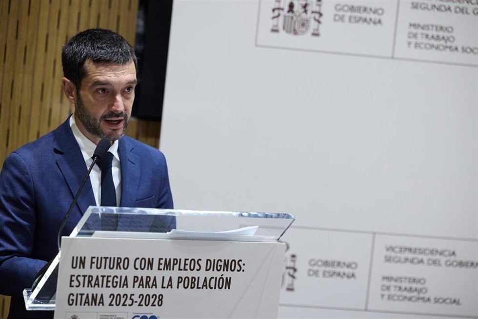 El ministro de Derechos Sociales, Consumo y Agenda 2030, Pablo Bustinduy, durante la clausura del acto Un futuro con empleos dignos: Estrategia para la población gitana 20252028, a 4 de junio de 2025, en Madrid (España). El evento tiene como objetivo