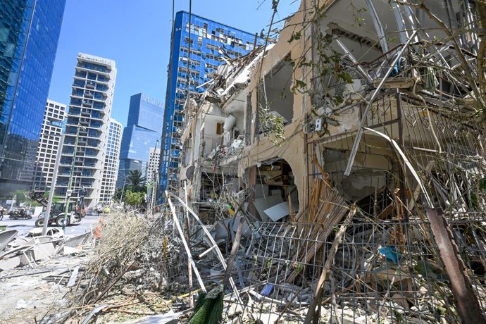 RAMAT GAN, 19 de junho de 2025 -- Esta foto tirada em 19 de junho de 2025 mostra os prédios danificados no local onde um míssil disparado do Irã atingiu e causou danos em Ramat Gan, Israel. O Irã teve como alvo as instalações de inteligência militar de Is