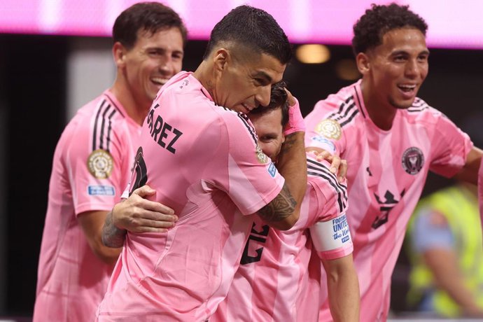 19 de junho de 2025, EUA, Nova Jersey: Lionel Messi (C), do Inter Miami, comemora o segundo gol de sua equipe enquanto Luis Suárez o abraça durante a partida de futebol do Grupo A da Copa do Mundo de Clubes da FIFA entre o Inter Miami CF e o FC Porto no E