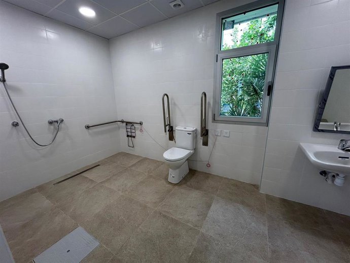 Archivo - Baño adaptado del CEIP Es Canyar
