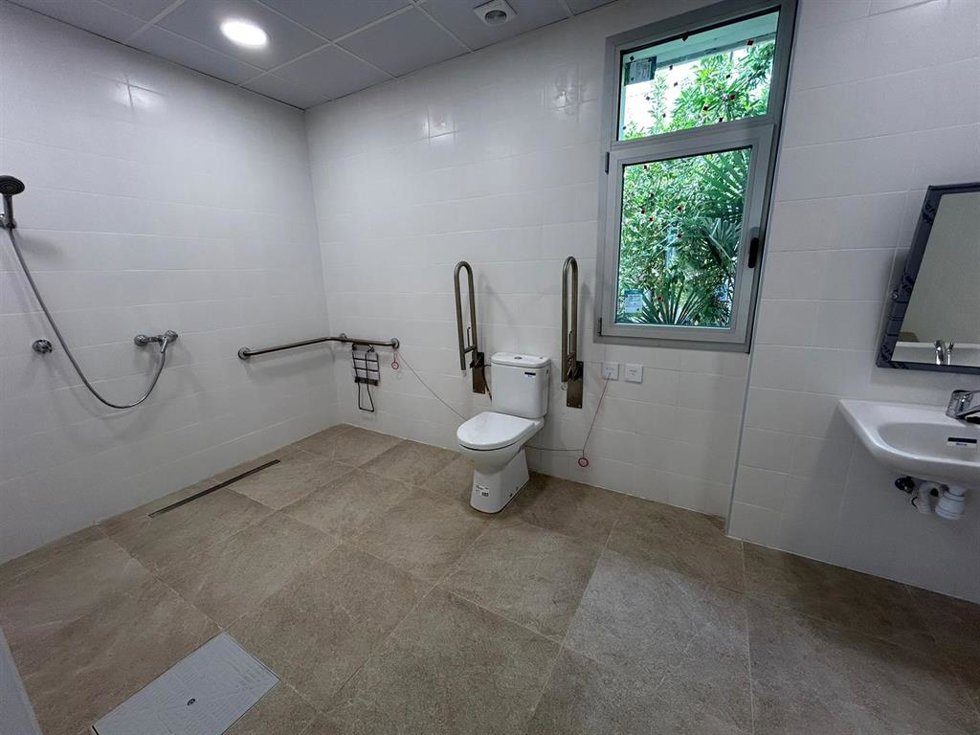 Archivo - Baño adaptado del CEIP Es Canyar