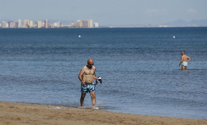 Archivo - Un hombre pasea por la orilla de la playa de La Malvarrosa 