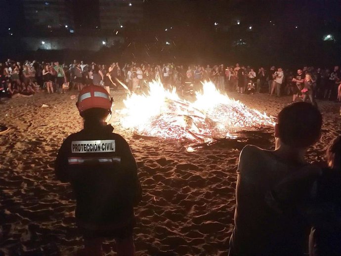 Archivo - Hoguera de la noche de San Juan en la playa de Las Moreras de Valladolid