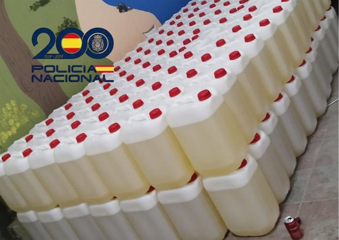 Petacas con gasolina para las narcolanchas interceptadas en la Costa Noroeste en Cádiz.