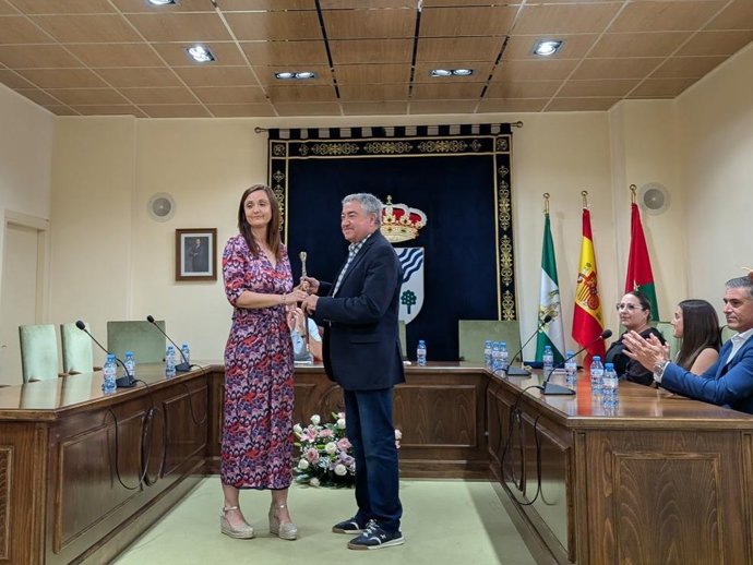 Pepa Rodríguez (UCIN) recibe la vara para proclamarse alcaldesa de Arboleas (Almería) de la mano de Juan José Ramos (PP).