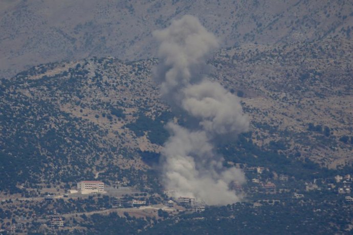 Archivo - Arquivo - Pluma de fumaça após um bombardeio do exército israelense na cidade de Kafarchuba, no sul do Líbano (arquivo)