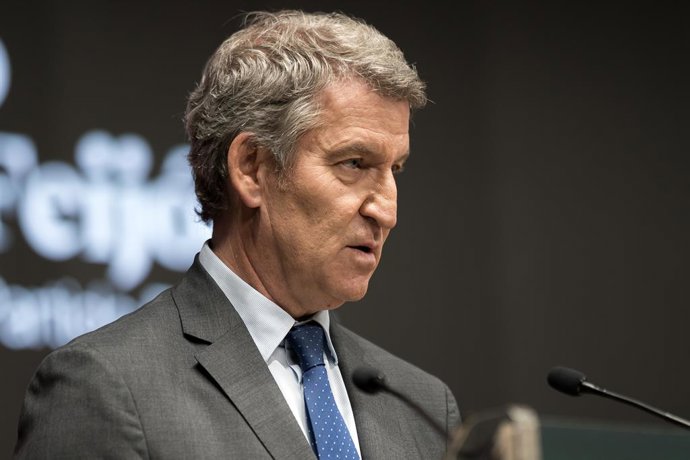 El presidente del PP, Alberto Núñez Feijóo, durante la segunda jornada del foro Santander Women Now, en el Beatriz Madrid, a 19 de junio de 2025, en Madrid (España). Santander WomenNOW ha celebrado su séptima edición ayer y hoy. El congreso, organizado po