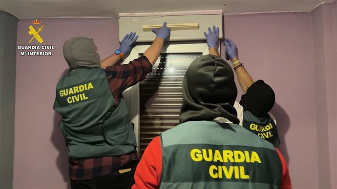 La Guardia Civil registra un domicilio.