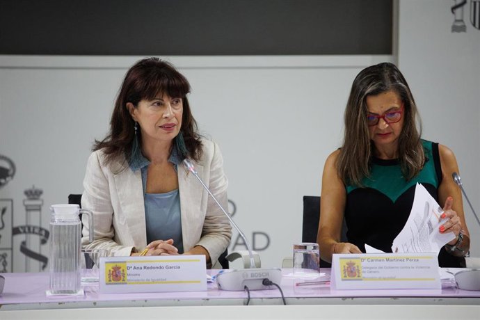 Archivo - La ministra de Igualación, Ana Redondo (i), y la delegada del Gobierno contra la Violencia de Género, Carmen Martínez Perza (d), durante el Comité de crisis, en la sede del Ministerio de Igualdad, a 9 de septiembre de 2024, en Madrid (España). 