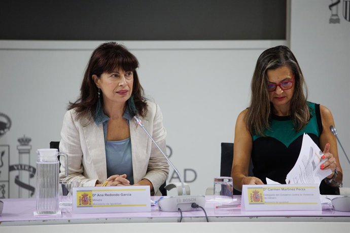 Archivo - La ministra de Igualación, Ana Redondo (i), y la delegada del Gobierno contra la Violencia de Género, Carmen Martínez Perza (d), durante el Comité de crisis, en la sede del Ministerio de Igualdad, a 9 de septiembre de 2024, en Madrid (España). E