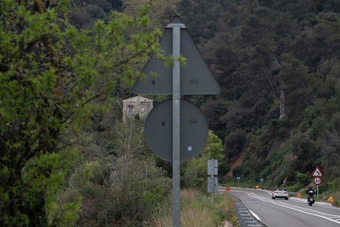 Archivo - Un coche y una moto circulan por la carretera