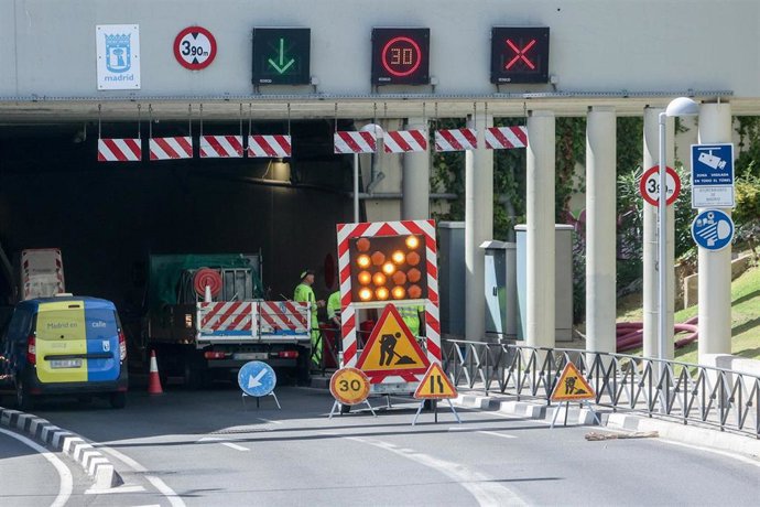 Archivo - Varios trabajadores una obra, a 12 de septiembre de 2024, en Madrid (España).